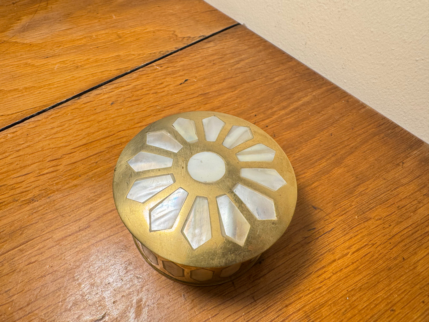 Small Brass Trinket Box with Mother of Pearl Inlay | 1940s | Pill Box/Jewellery Box | Vintage Retro Quirky |