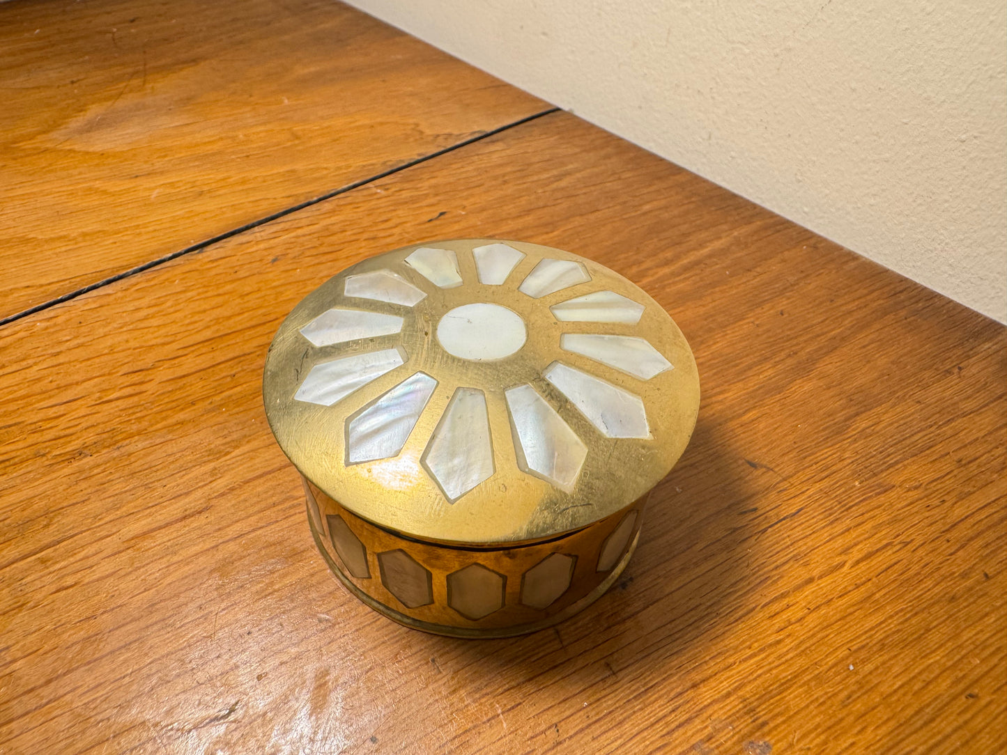 Small Brass Trinket Box with Mother of Pearl Inlay | 1940s | Pill Box/Jewellery Box | Vintage Retro Quirky |
