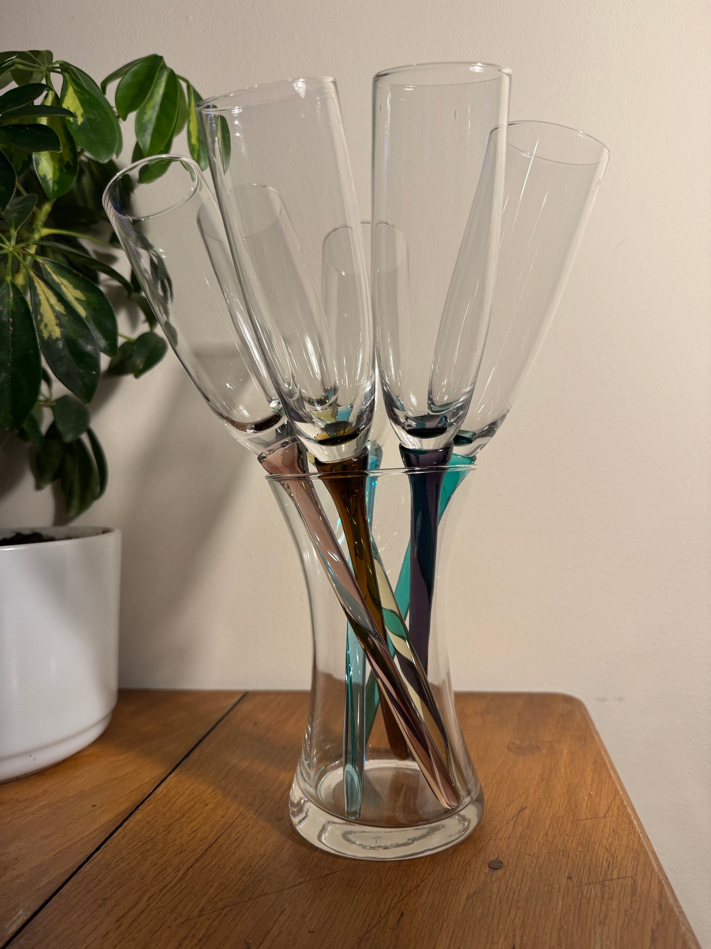 Bouquet of Glasses with Unusual Coloured Stems | Set of 6 Stemless Champagne Flute & Vase |