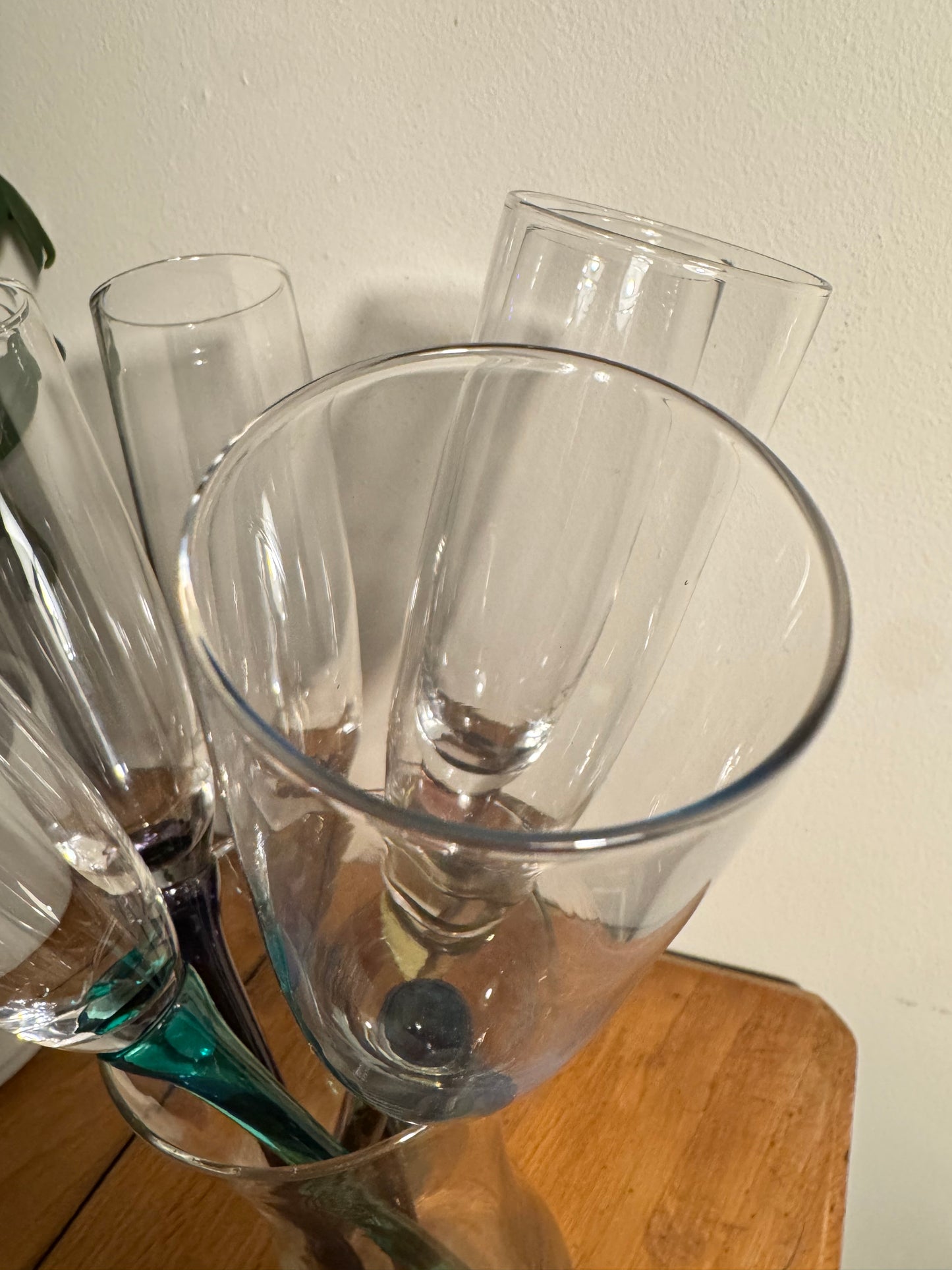 Bouquet of Glasses with Unusual Coloured Stems | Set of 6 Stemless Champagne Flute & Vase |