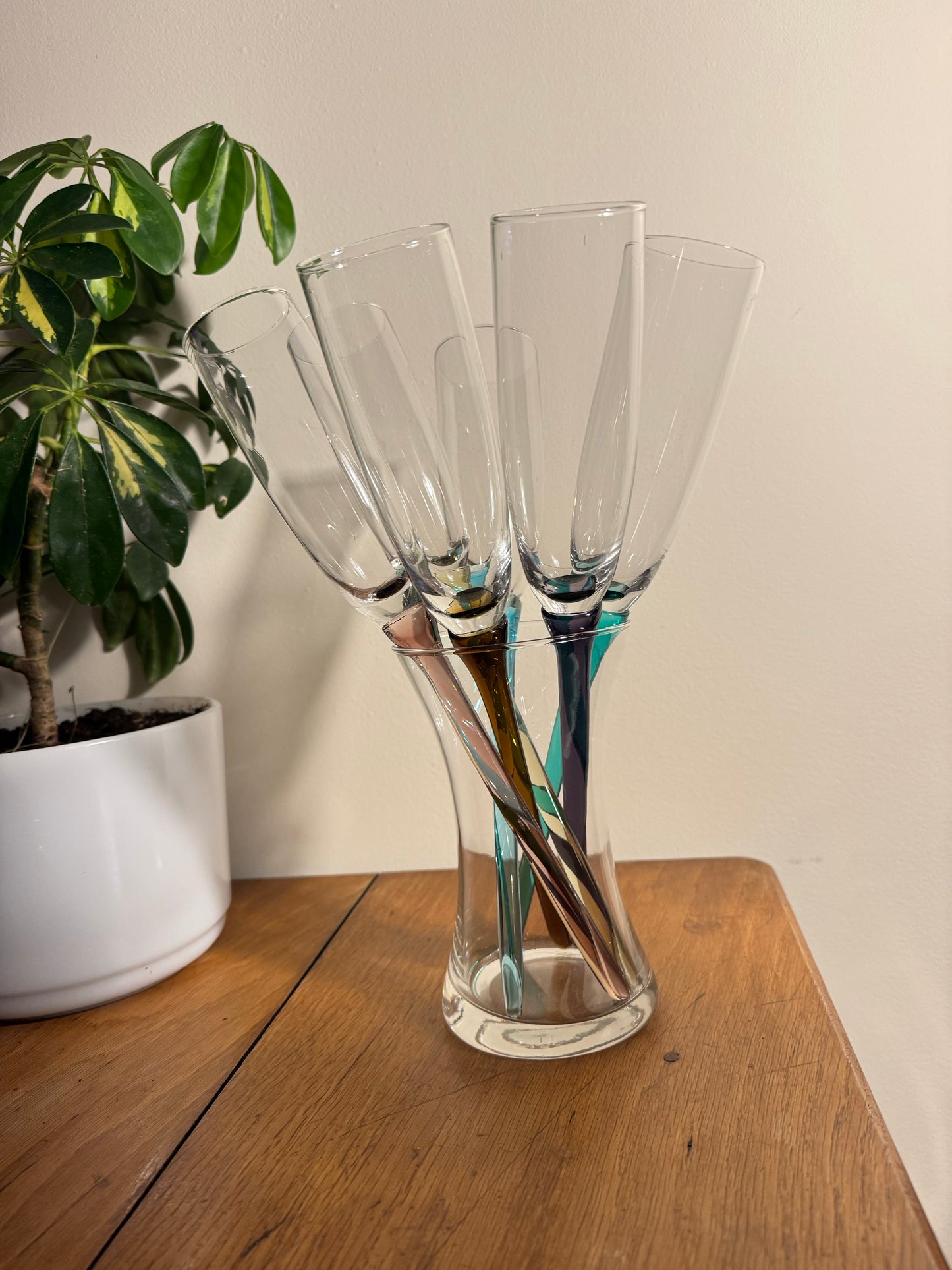 Bouquet of Glasses with Unusual Coloured Stems | Set of 6 Stemless Champagne Flute & Vase |