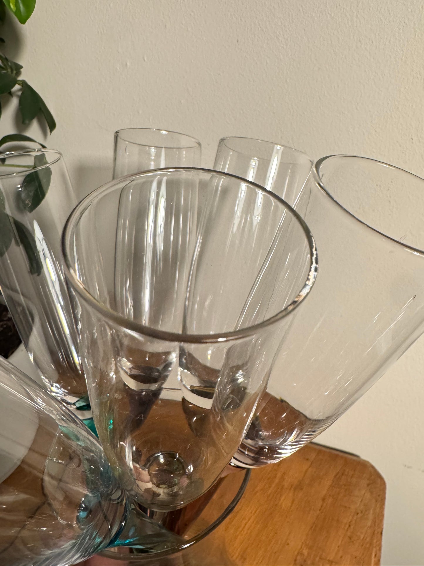 Bouquet of Glasses with Unusual Coloured Stems | Set of 6 Stemless Champagne Flute & Vase |