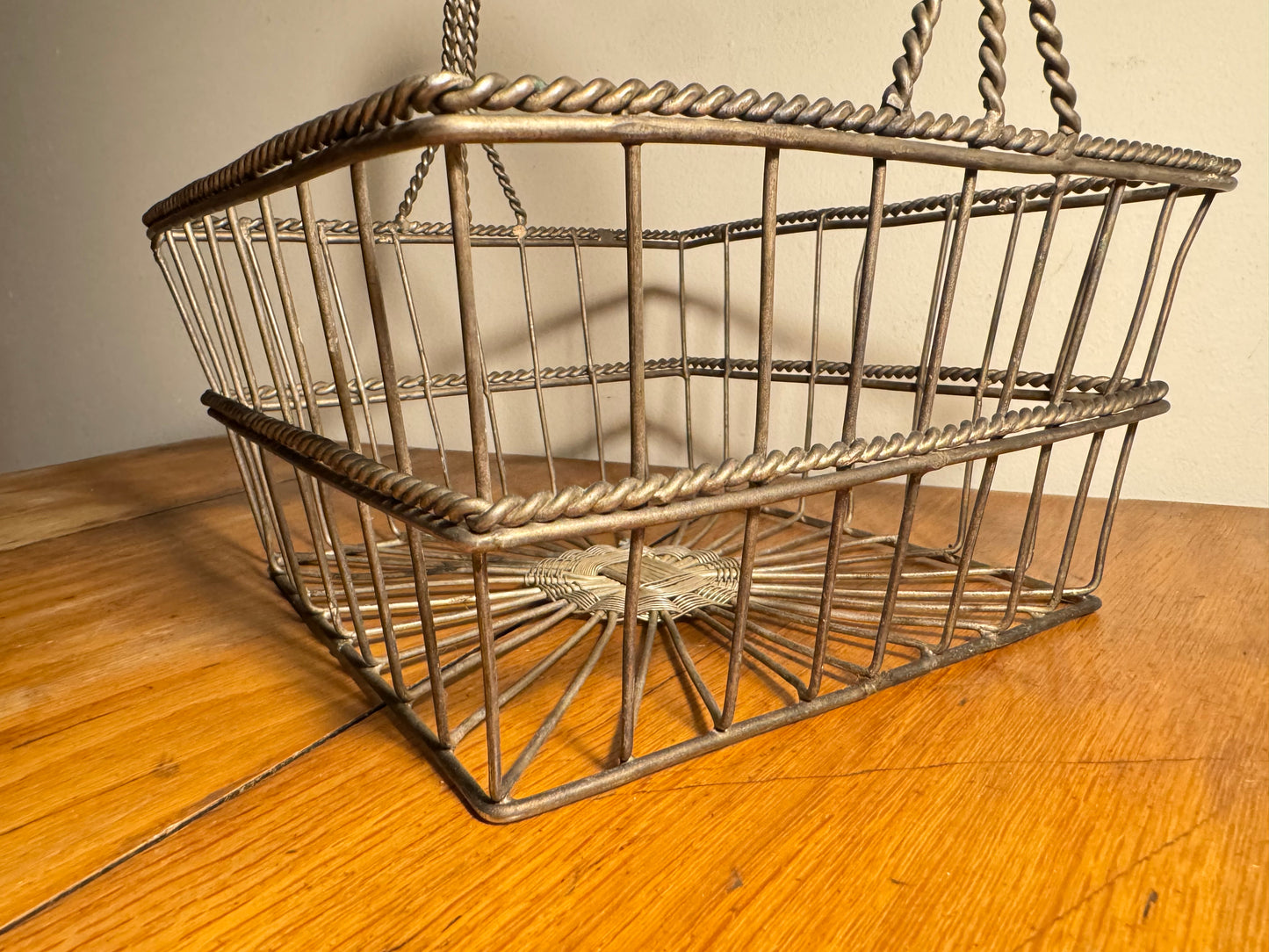 Rustic Metal Wire Basket with Handle | Vintage Retro | Homeware Decor |