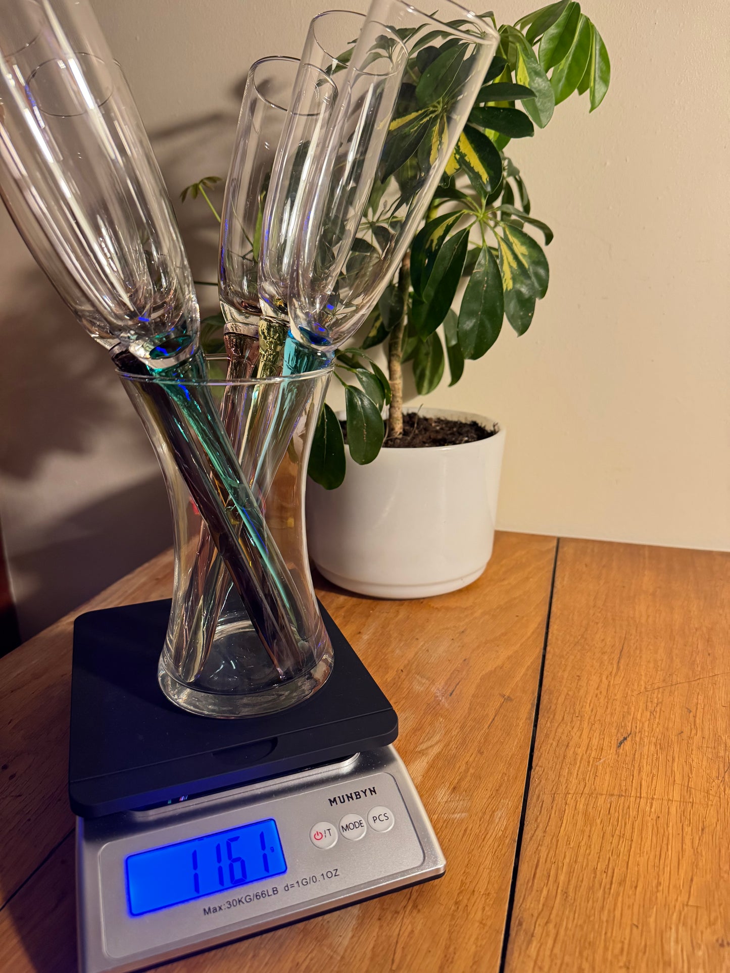 Bouquet of Glasses with Unusual Coloured Stems | Set of 6 Stemless Champagne Flute & Vase |