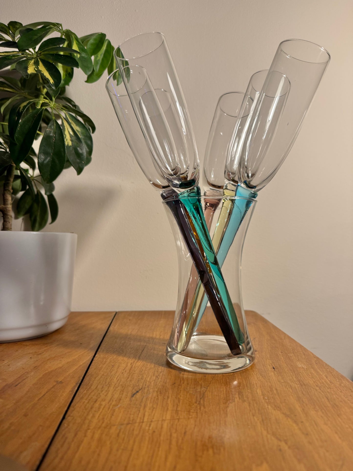Bouquet of Glasses with Unusual Coloured Stems | Set of 6 Stemless Champagne Flute & Vase |