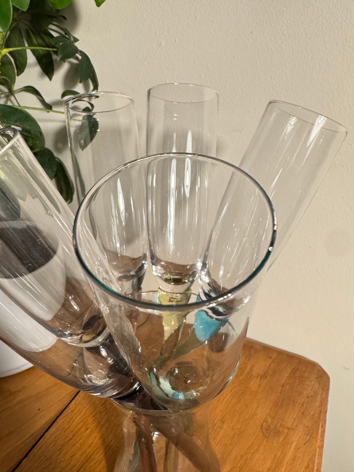 Bouquet of Glasses with Unusual Coloured Stems | Set of 6 Stemless Champagne Flute & Vase |