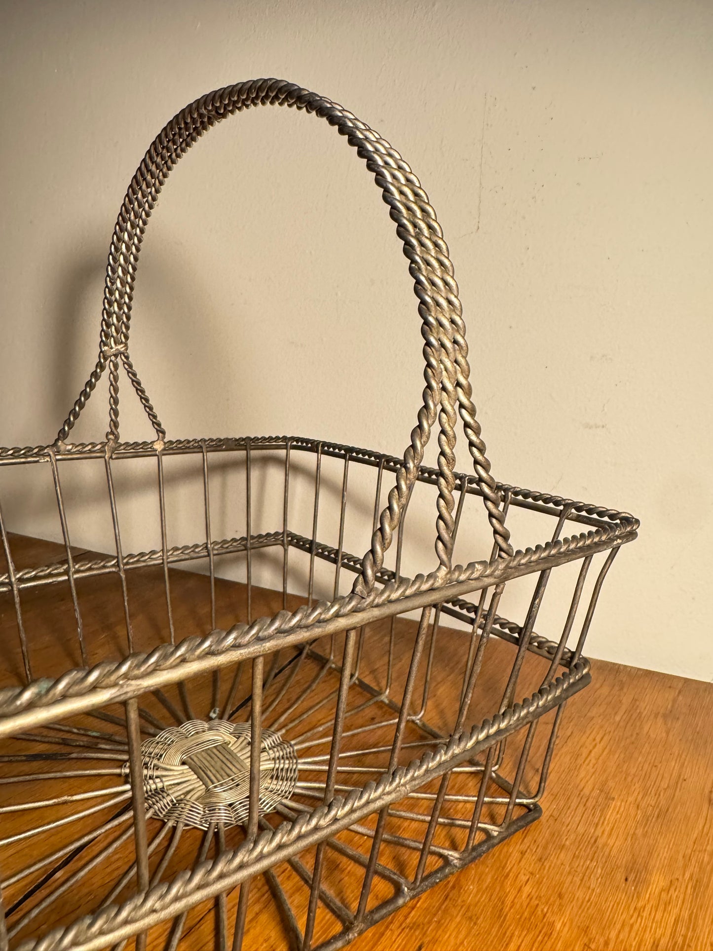 Rustic Metal Wire Basket with Handle | Vintage Retro | Homeware Decor |
