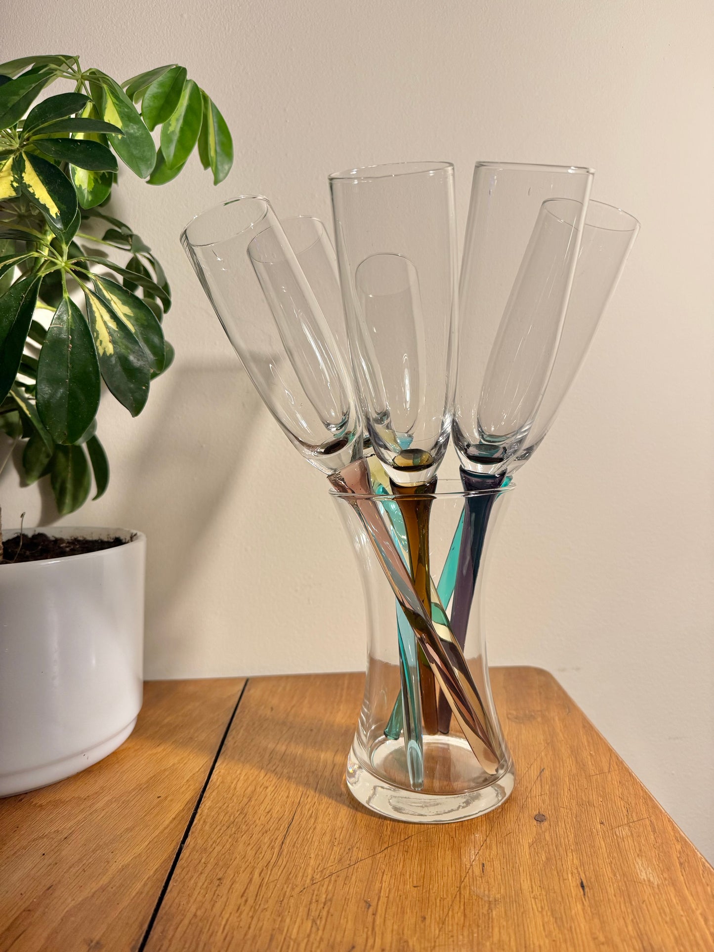 Bouquet of Glasses with Unusual Coloured Stems | Set of 6 Stemless Champagne Flute & Vase |