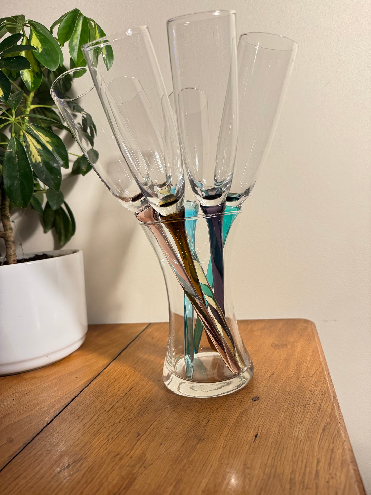Bouquet of Glasses with Unusual Coloured Stems | Set of 6 Stemless Champagne Flute & Vase |