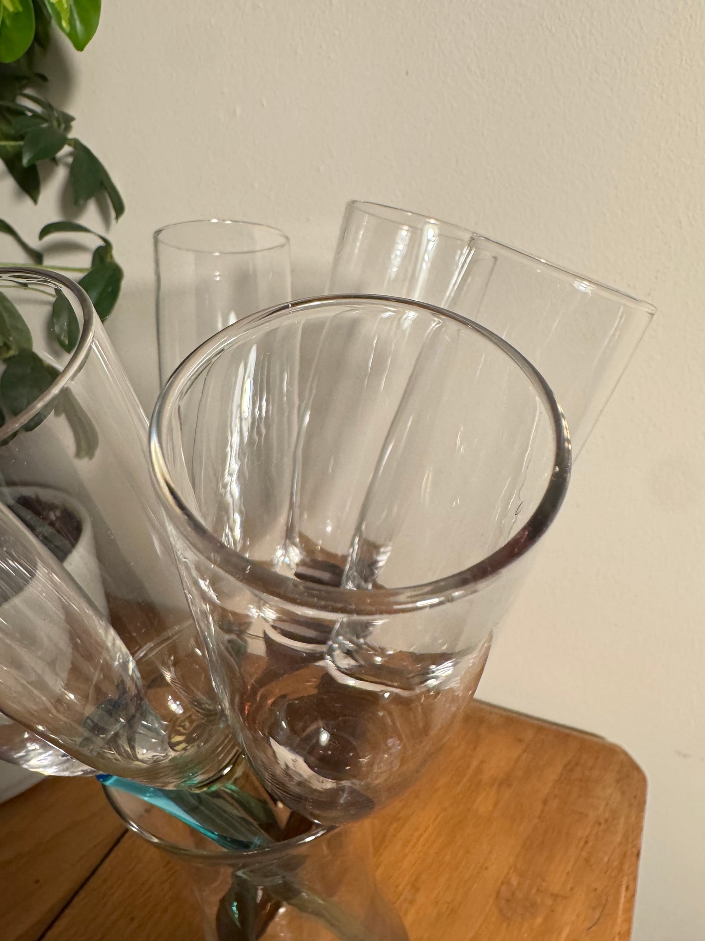 Bouquet of Glasses with Unusual Coloured Stems | Set of 6 Stemless Champagne Flute & Vase |