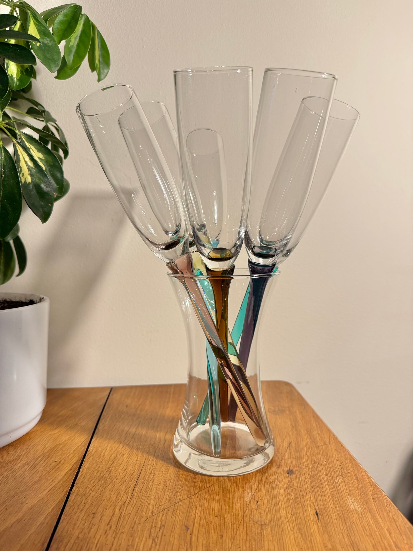Bouquet of Glasses with Unusual Coloured Stems | Set of 6 Stemless Champagne Flute & Vase |