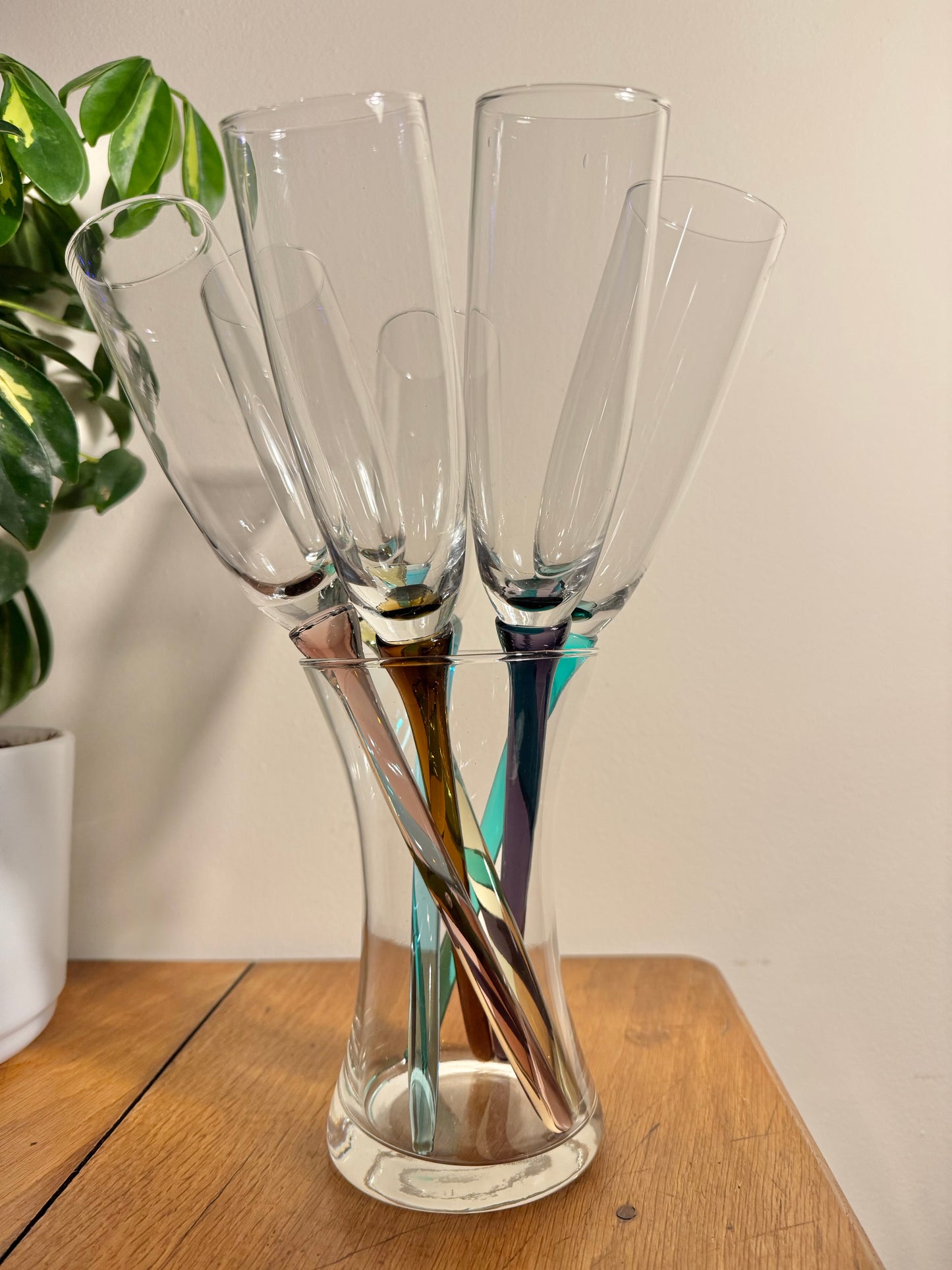 Bouquet of Glasses with Unusual Coloured Stems | Set of 6 Stemless Champagne Flute & Vase |
