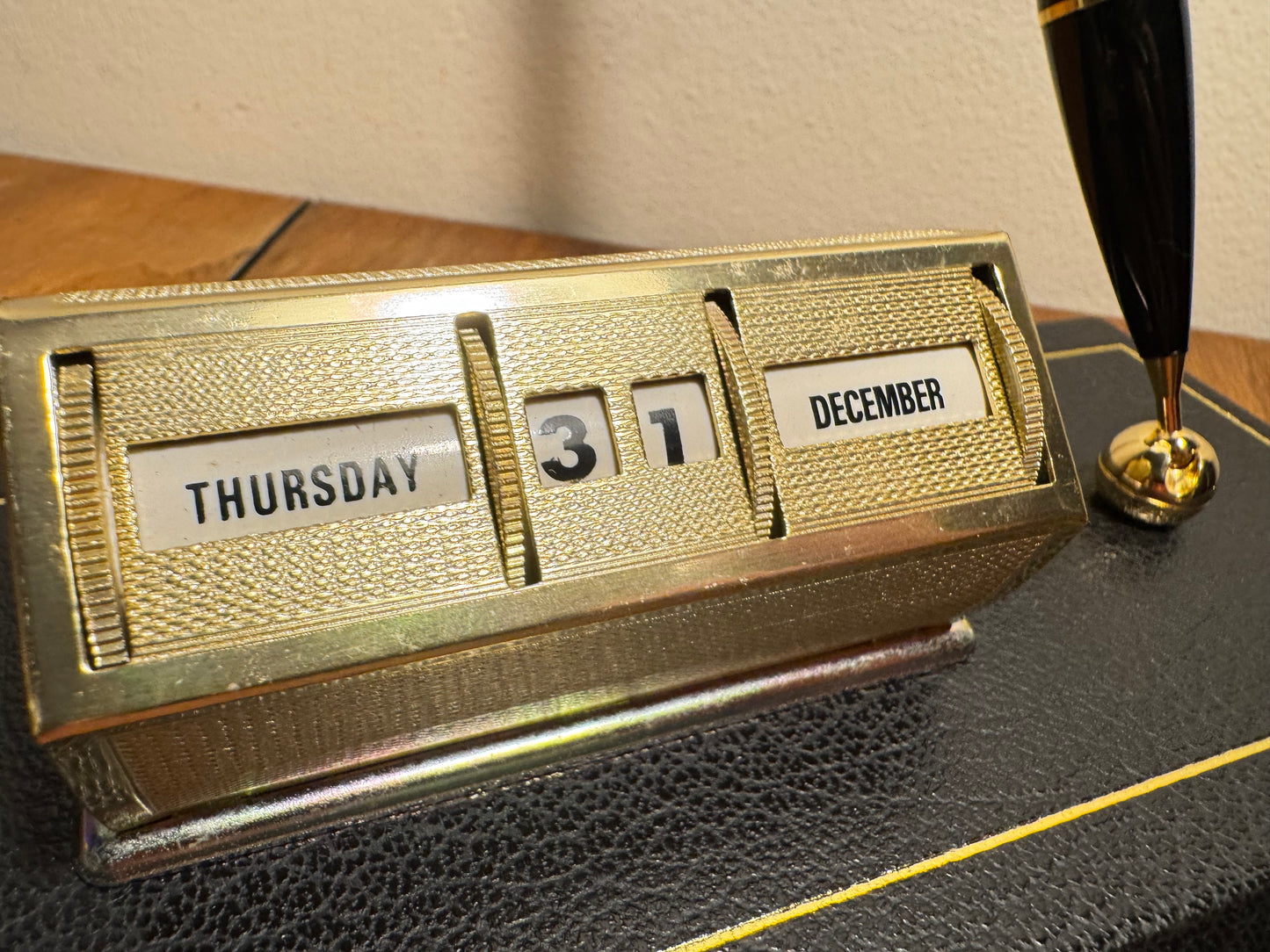 Luxury Executive Desk Perpetual Calander and Pen Set | Vintage Retro |