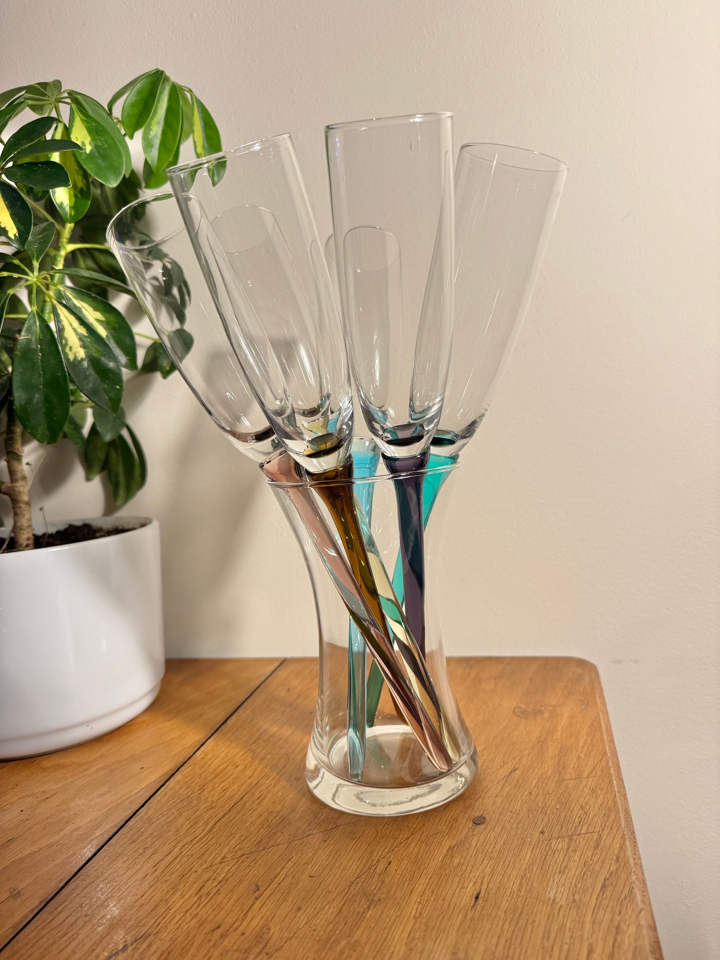 Bouquet of Glasses with Unusual Coloured Stems | Set of 6 Stemless Champagne Flute & Vase |