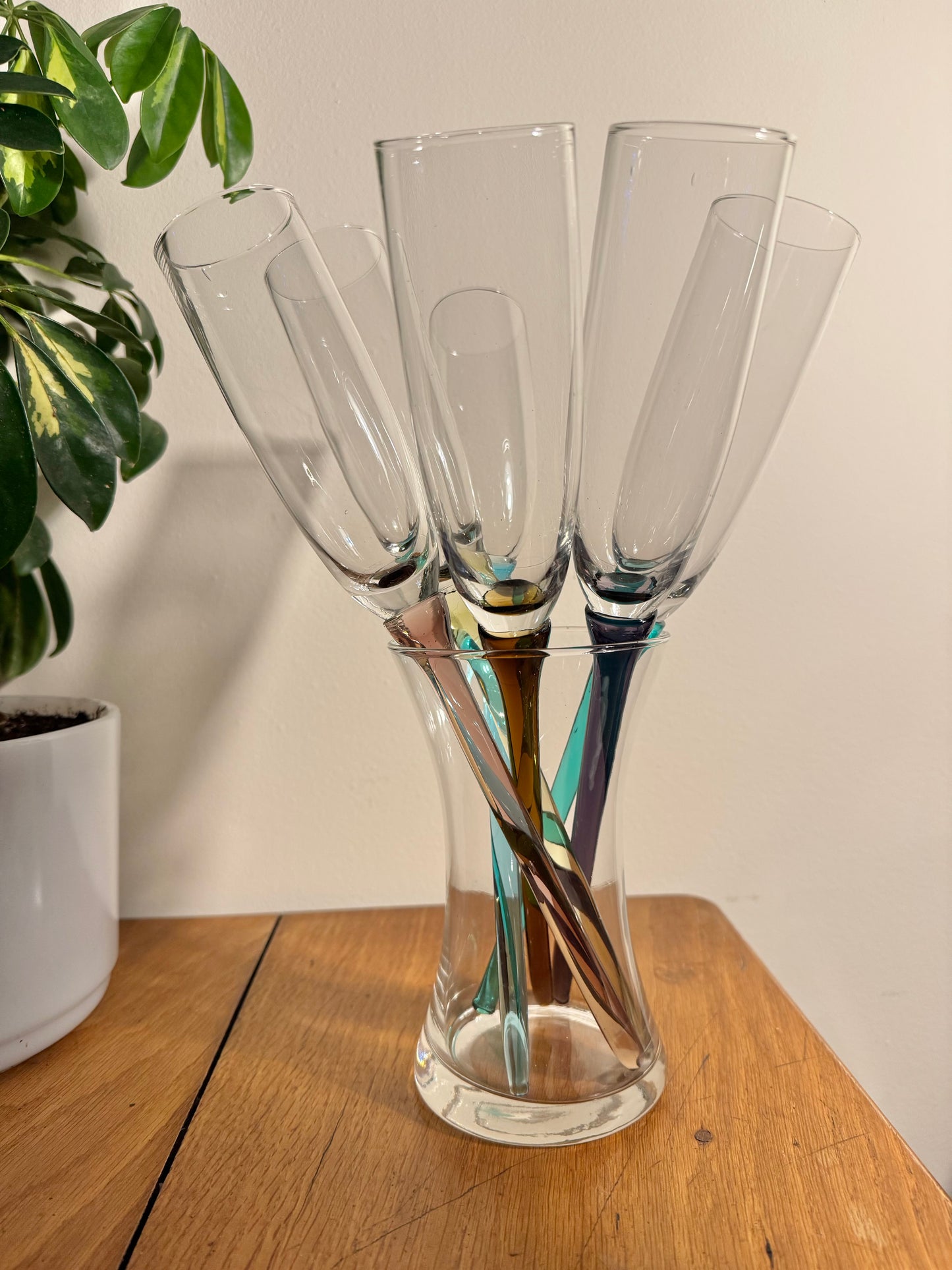Bouquet of Glasses with Unusual Coloured Stems | Set of 6 Stemless Champagne Flute & Vase |